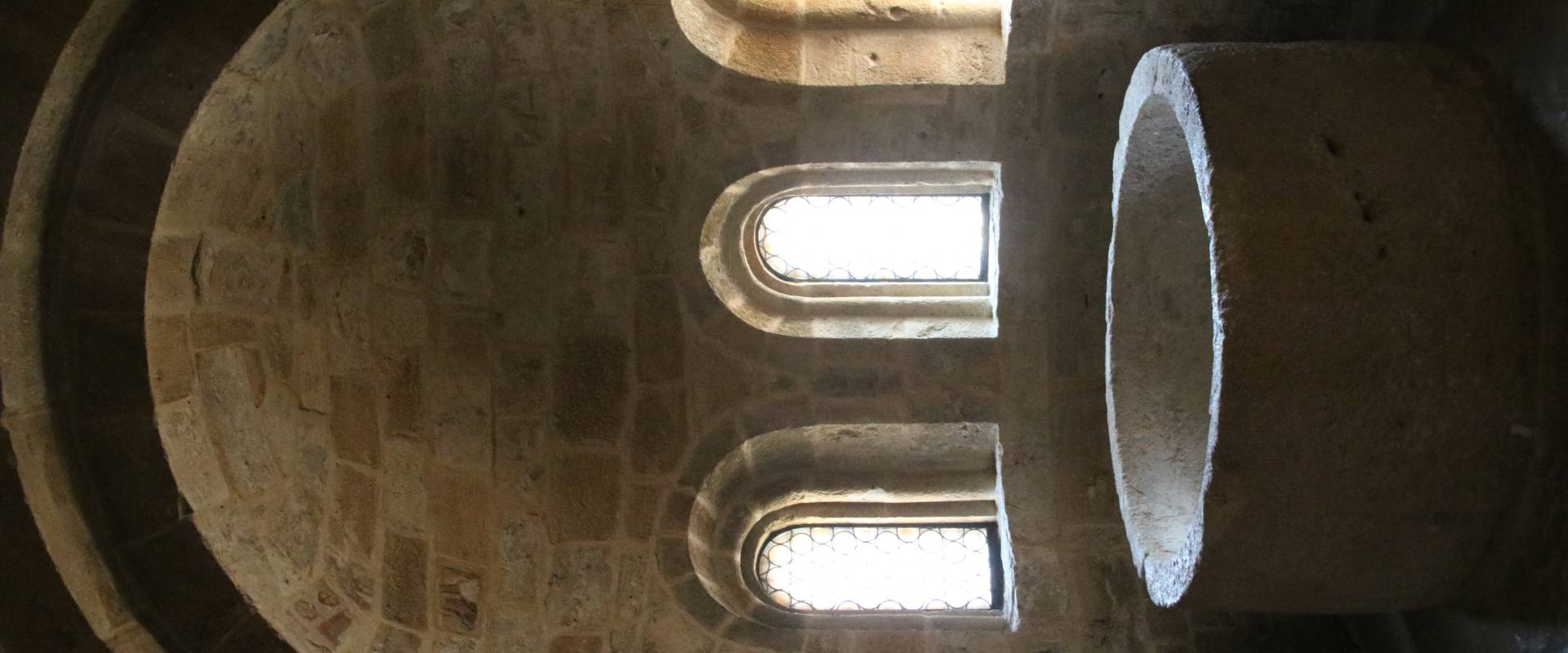 Collegiata di Santa Maria (Castell'Arquato), vasca battesimale monolita dell'viii 01 foto di Mongolo1984